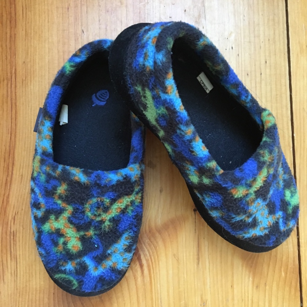 Acorn fleece lizard print slippers